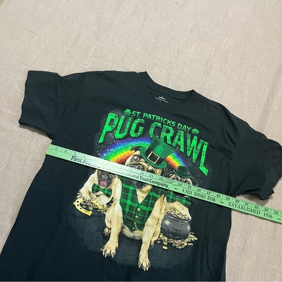 St. Patrick's Day Pug Crawl Graphic T-Shirt Size Large Irish dog humor - Picture 7 of 7